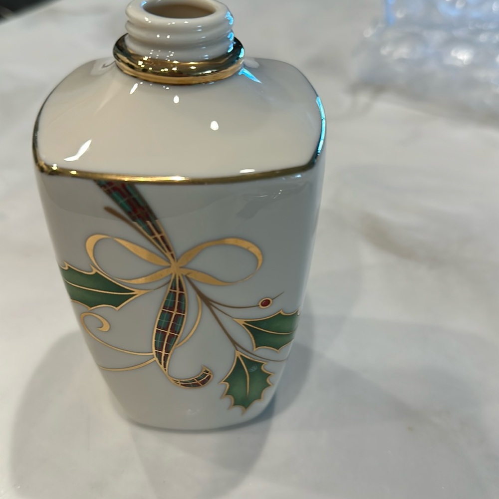 Lenox HOLIDAY NOUVEAU Porcelain Gold Trimmed Lotion or Soap Dispenser